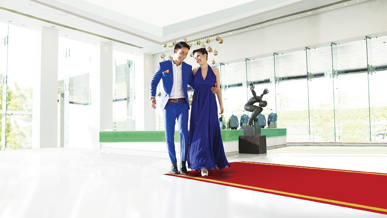 Happy dressed-up couple enjoying each other company in a museum; image used for HSBC Mauritius Visa Platinum Credit Card 